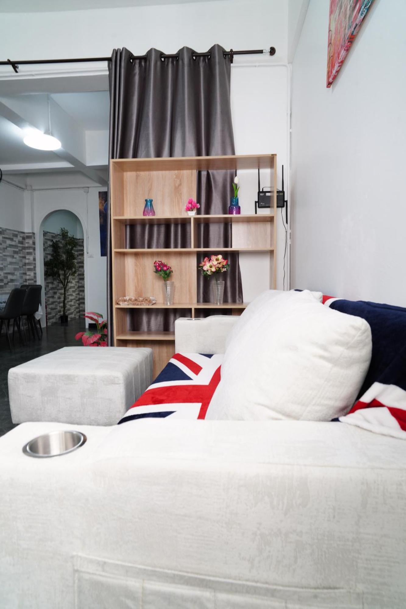 วันหยุดที่บ้าน London House Phuket หาดกะตะ